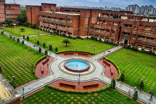 Main building of Netaji Subhas University of Technology (NSUT) showcasing campus environment for IGNOU MBA aspirants